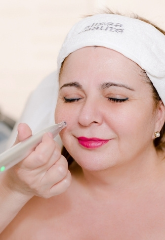 Derma Pin Pen, tűs mezoterápia, kecskeméti kozmetika, kozmetikus kecskemét, dermaland, bőrgyógyász, drderm, nagykőrös, cegléd, kiskunfélegyháza, szeged, nefrit, pázmány patrícia