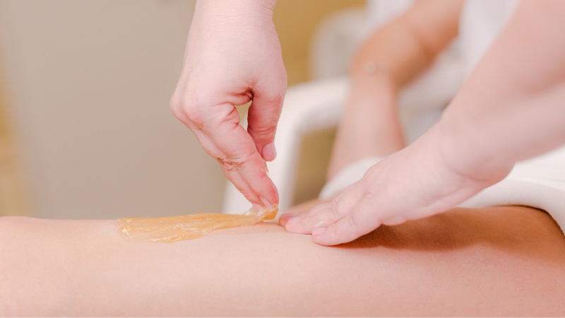 A cukorpasztás szőrtelenítés technikája tanfolyamhoz kötött, így szakszerű eljárással csak tanúsítvánnyal rendelkező szakembereknél találkozhatunk. Dermaland kecskeméti kozmetika, kozmetikus, lézeres szőrtelenítés