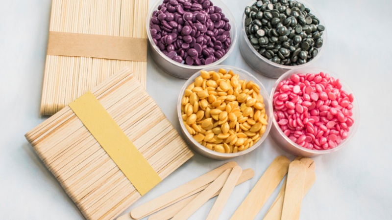 A gyantamentes wax alkalmazása az egyik leghatékonyabb otthon is végezhető módszer, azonban egyben a legdrágább is. Melegítéséhez speciális berendezés szükséges. Dermaland kecskeméti kozmetika, kozmetikus, lézeres szőrtelenítés