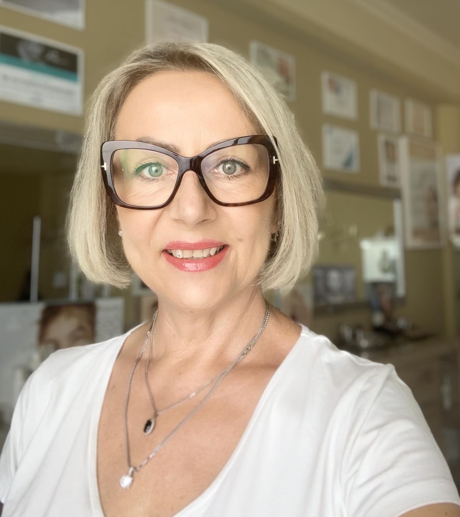 Dermaland kozmetika: bőrfiatalító thermage, kezelések profi kozmetikustól Kecskeméten, Dr. Klucsikné Bujdosó Irén Diplomás kozmetikus, Esztétikai hatóanyag szakértő, Mezoterápia, HIFU, lézeres szőrtelenítés, rádiófrekvenciás anti-aging ráncfeltöltő kezelések.